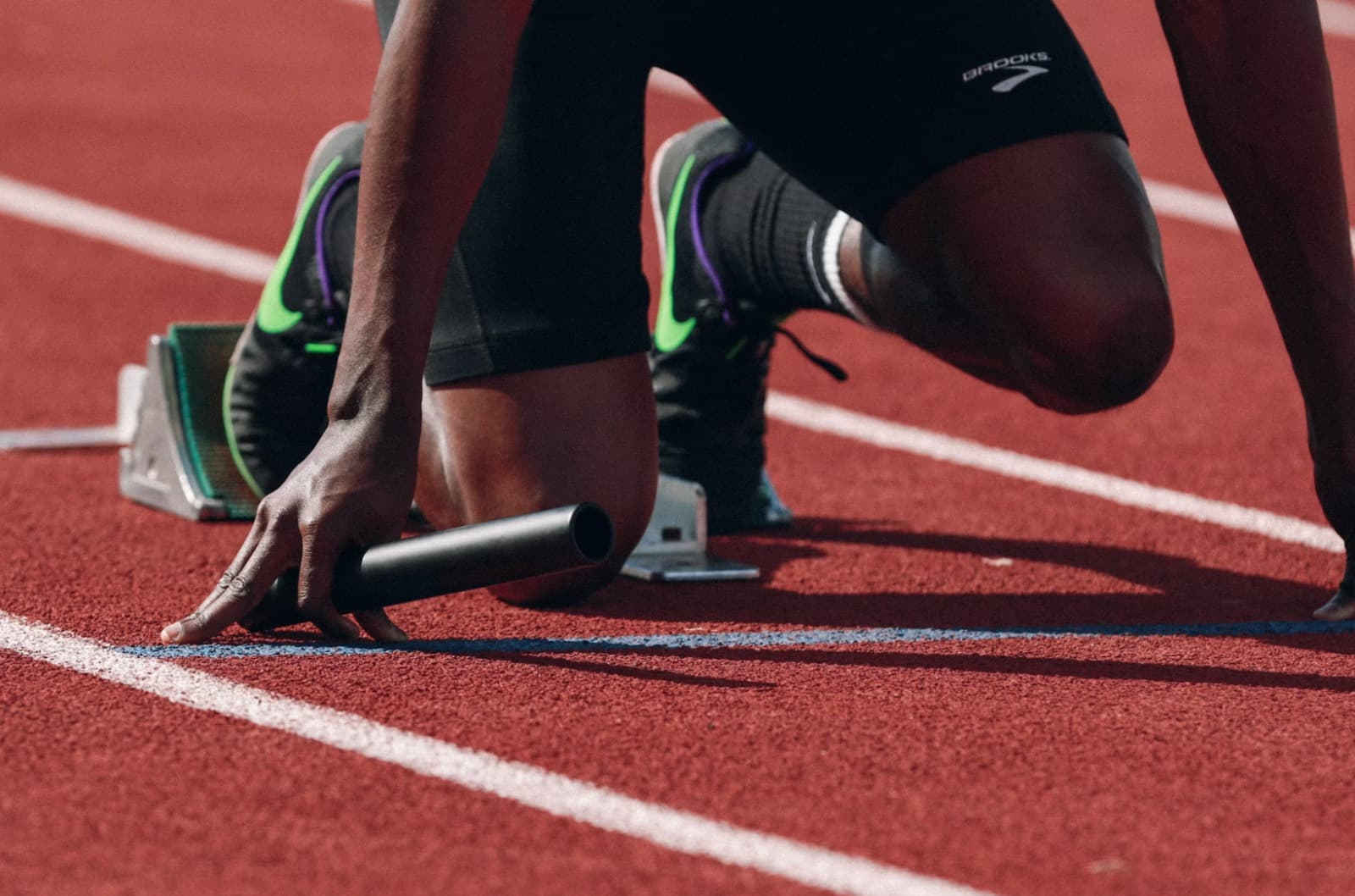 Atleta ai blocchi di partenza su una pista di atletica